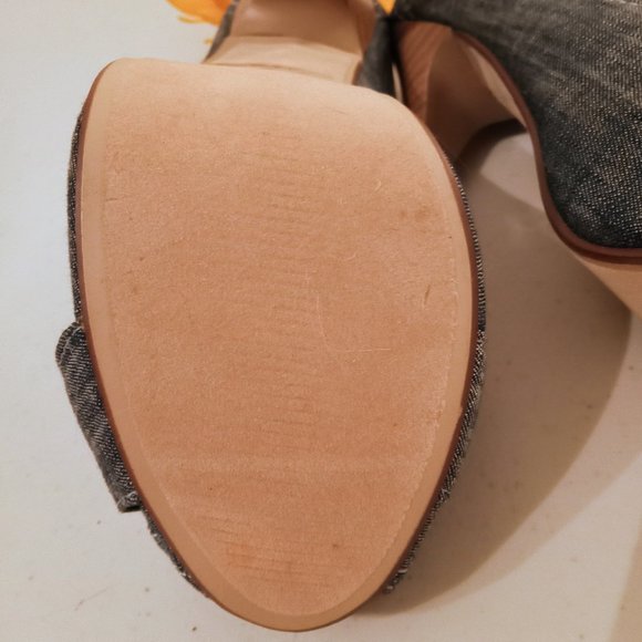 🎁FREE GIFT INCLUDED🎁 NWOT Denim Stiletto Platform Peep Toe Heels Metal Accent - Picture 10 of 15